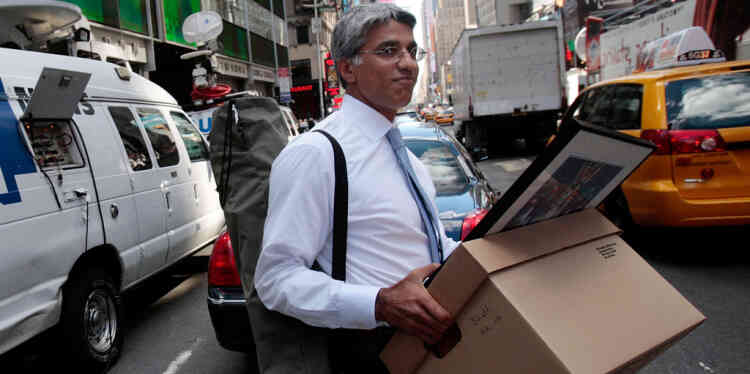 An employee of Lehman Brothers Holdings Inc. carries a box out of the company's headquarters building (background) September 15, 2008 in New York City.  Lehman Brothers filed a Chapter 11 bankruptcy petition in US Bankruptcy Court after attempts to rescue the storied financial firm failed.  Chris Hondros/Getty Images/AFP =FOR NEWSPAPERS,INTERNET,TELCOS AND TELEVISION USE ONLY=