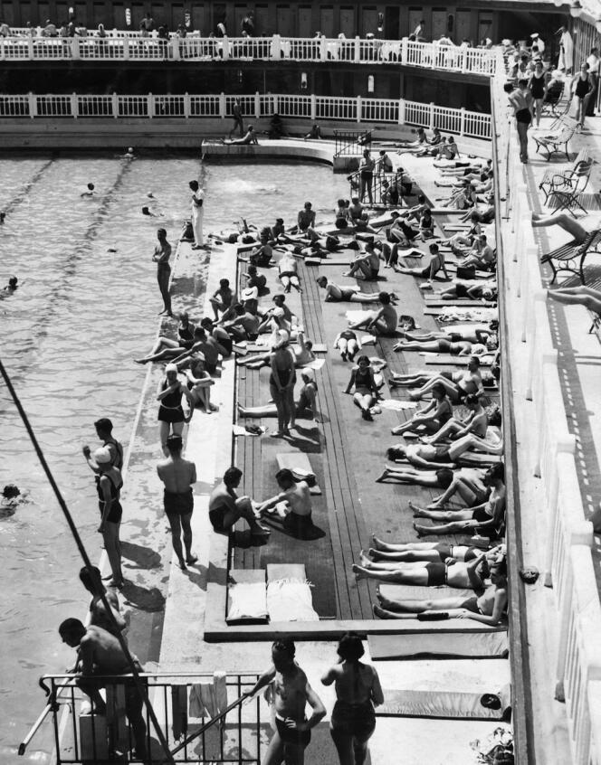Paris, 20 juin 1964. Le grand bassin extérieur de la piscine Molitor.