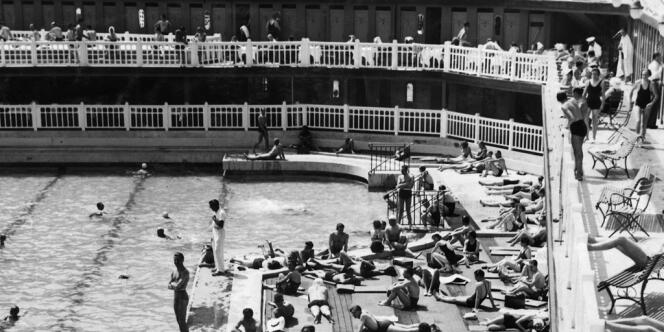 Paris, 20 juin 1964. Le grand bassin extérieur de la piscine Molitor.