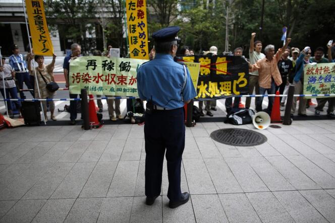 Une manifestation antinucléaire, devant le siège de l'autorité de régulation, le 11 septembre à Tokyo.