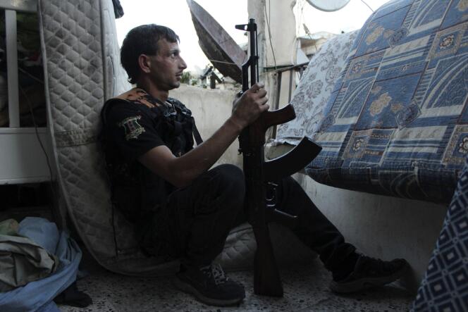 Un combattant de l'Armée syrienne libre à Alep, le 11 septembre.