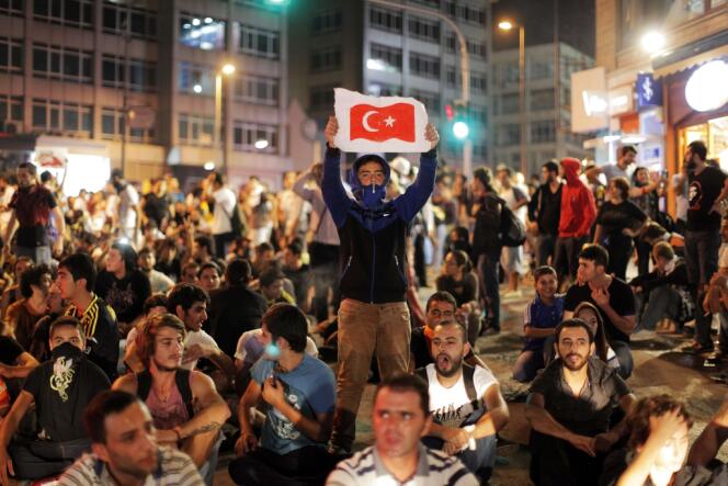 Manifestation à Istanbul après la mort d'un manifestant de 22 ans, le 12 septembre.