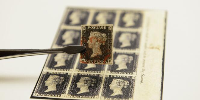  Un exemplaire du Penny Black, timbre émis en 1840 à l'effigie de la reine Victoria.