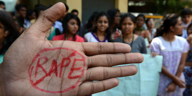En Inde, des étudiants de l'université Saint-Joseph prennent part à une manifestation contre le viol, à Hyderabad, le 13 septembre 2013, après plusieurs cas de viols médiatisés dans le pays.