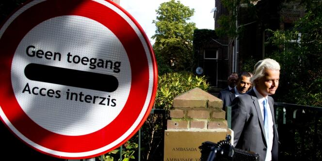 Le leader d'extrême droite néerlandais Geert Wilders, le 9 septembre, sort de l'ambassade de Roumanie à La Haye.
