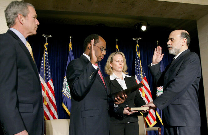 Roger Ferguson, au centre, entre l'ancien président américain George W. Bush et l'actuel patron de la Fed, Ben Bernanke.