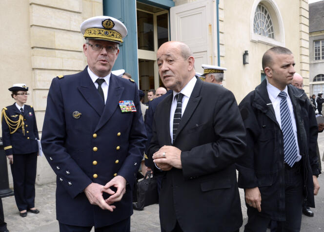 Le chef d'état-major des armées, Edouard Guilaud, et le ministre de la défense, Jean-Yves Le Drian.