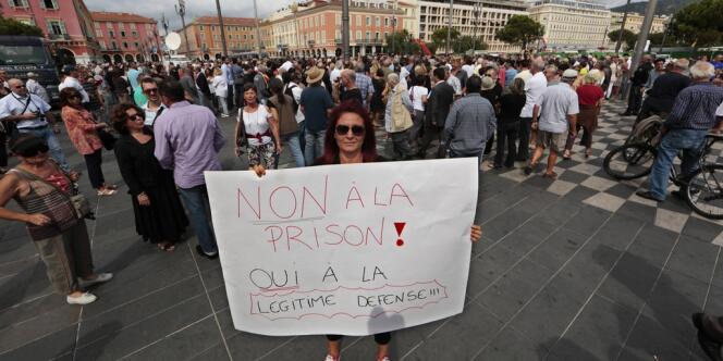 Lors d'une manifestation de soutien au bijoutier à Nice, le 16 septembre.
