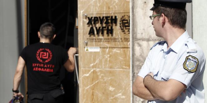 Une perquisition a été menée mercredi matin dans les locaux du parti d'extrême droite l'Aube dorée, à Athènes.