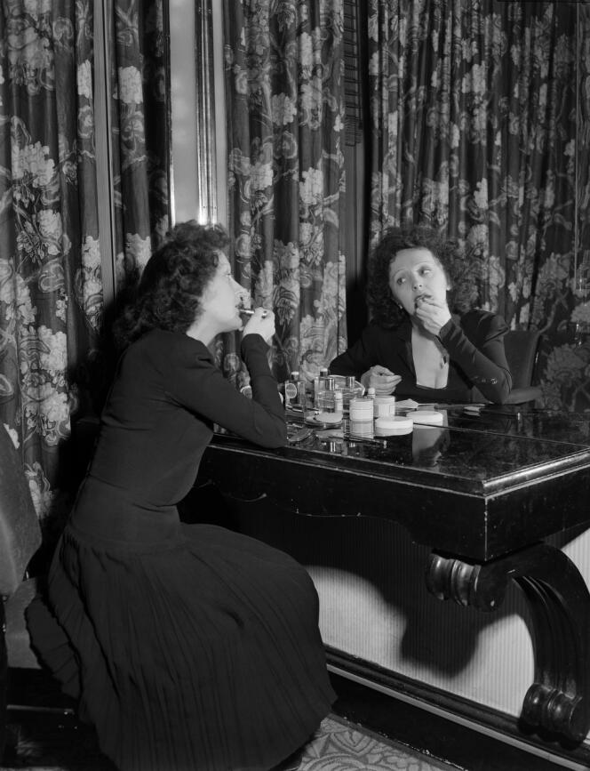 Edith Piaf dans sa loge lors de sa tournée au cabaret Le Versailles à New York, le 2 novembre 1948.