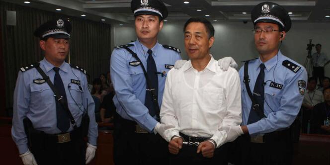 Bo Xilai menotté lors de son procès, le 22 septembre 2013.