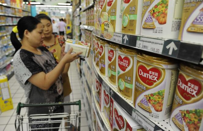 Des consommatrices chinoises face au lait en poudre Dumex, dont des cadres sont soupçonnés de corruption, le 5 août.