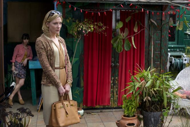 Ruinée, Jasmine (Cate Blanchett) débarque à San Francisco chez sa sœur adoptive, Ginger (Sally Hawkins).