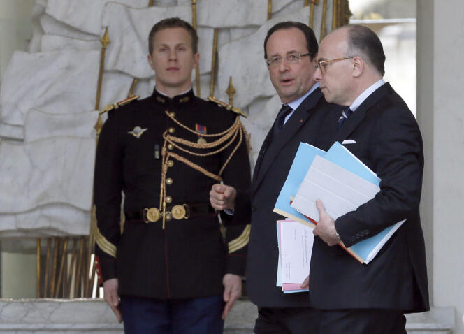 François Hollande et le ministre délégué au budget, Bernard Cazeneuve, à l'Elysée, le 20 mars 2013.