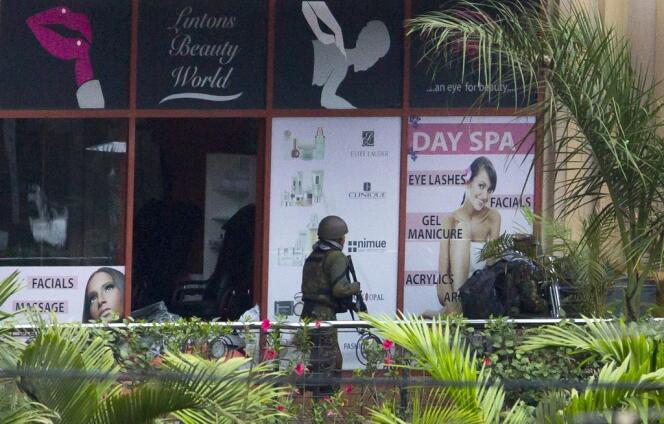 Des tirs ont encore été entendus mardi matin en provenance du centre commercial Westgate, à Nairobi, au quatrième jour de l'attaque.