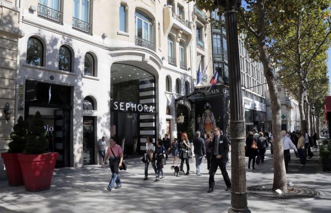 Devant la boutique Séphora sur l'avenue des Champs-Elysées, à Paris, le 24 septembre 2013. 