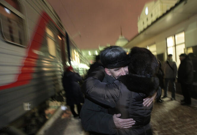 Valentin Danilov embrasse un de ses amis au lendemain de sa libération, à Krasnoïarsk, le 25 novembre 2012. 