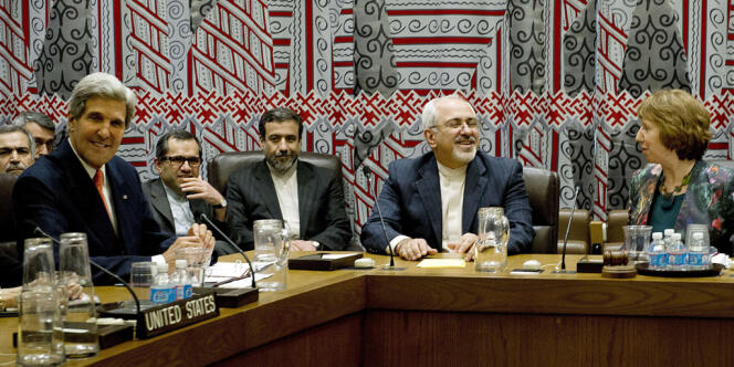 Le secrétaire d'Etat américain, John Kerry, et le ministre iranien des affaires étrangères, Mohammad Javad Zarif, aux Nations unies, le 26 septembre. C'est la première fois depuis de nombreuses années que les chefs des diplomaties américaines et iraniennes se rencontrent.