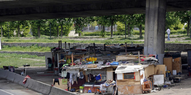 Un bidonville aux alentours de Paris en mai 2013. On en compte 400 en France.