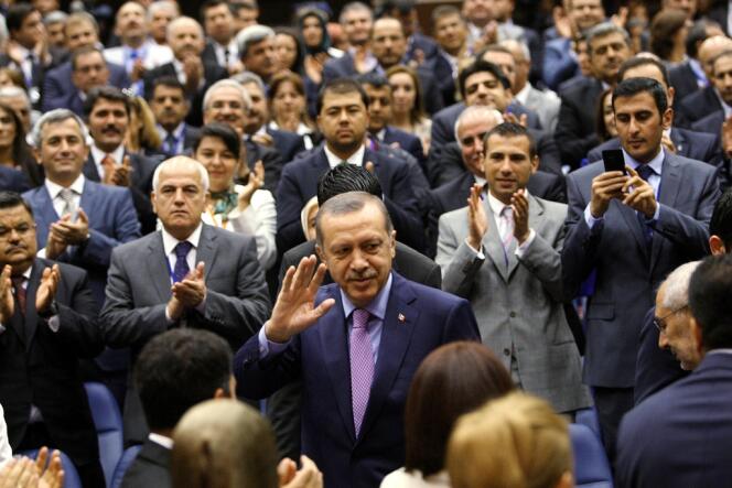 Depuis l'irruption du mouvement de contestation, le premier ministre turc n'a cessé de répéter que la démocratie se jouait dans les urnes, où il excelle depuis dix ans. 