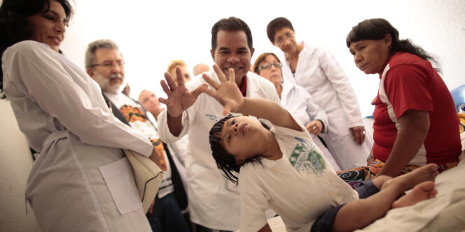 Des médecins cubains lors d’une visite à des enfants indigènes, à Brasilia, le 6 septembre.
