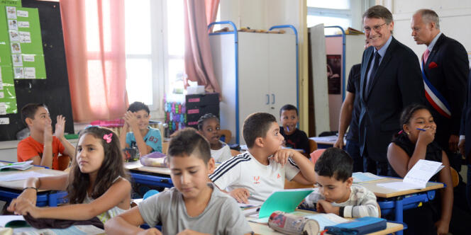 Vincent Peillon, ministre de l'éducation nationale, en visite dans une école de Marseille, le 16 septembre.