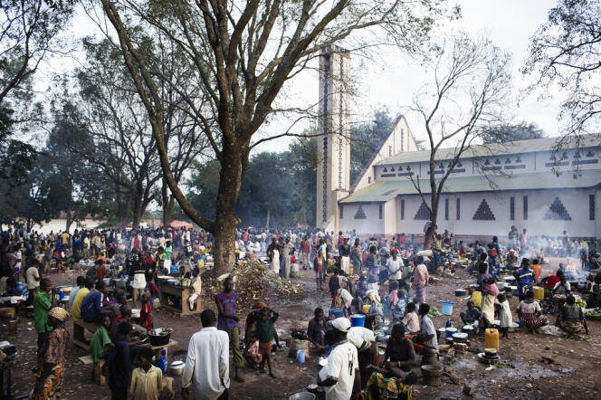 La mission catholique à Bangui accueille près de 25 000 personnes venues se réfugier après les attaques des anciens rebelles de la Séléka et les ripostes des antibalaka (anti-Séléka).