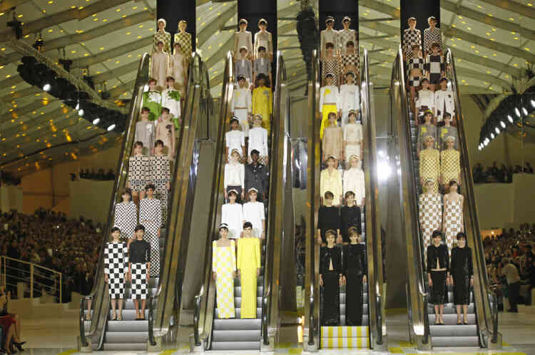 Models present creations by U.S. designer Marc Jacobs as part of his Spring/Summer 2013 women's ready-to-wear fashion show for French fashion house Louis Vuitton during Paris fashion week October 3, 2012.  REUTERS/Benoit Tessier (FRANCE - Tags: FASHION) - RTR38QFL