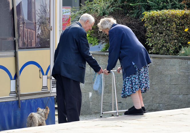 Un couple de personnes âgées à Hazebrouck (Nord), en août.