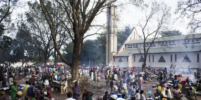 La mission catholique à Bangui accueille près de 25 000 personnes venues se réfugier après les attaques des anciens rebelles de la Séléka et les ripostes des antibalaka (anti-Séléka).