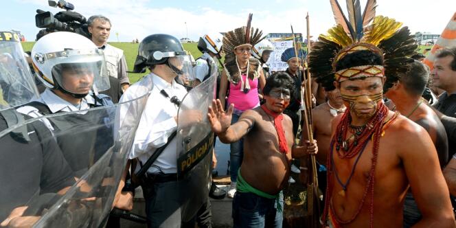 Quelque 300 Indiens ont tenté de pénétrer dans le Parlement brésilien mercredi 2 octobre.