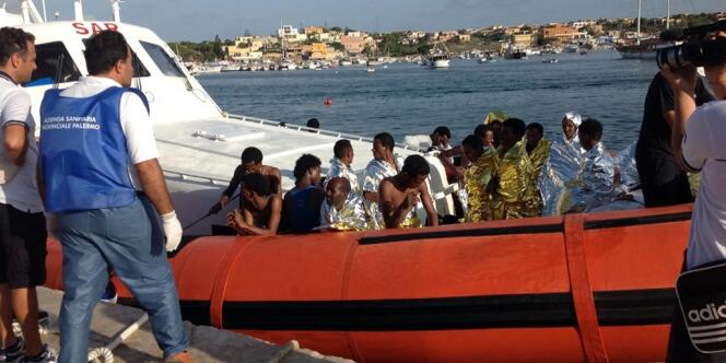 Des survivants du naufrage du 3 octobre 2013 à Lampedusa.