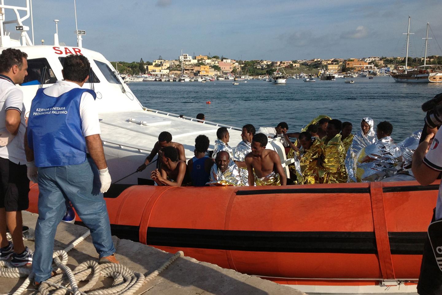 En Grecia, el hundimiento de un barco de migrantes deja al menos diecisiete muertos