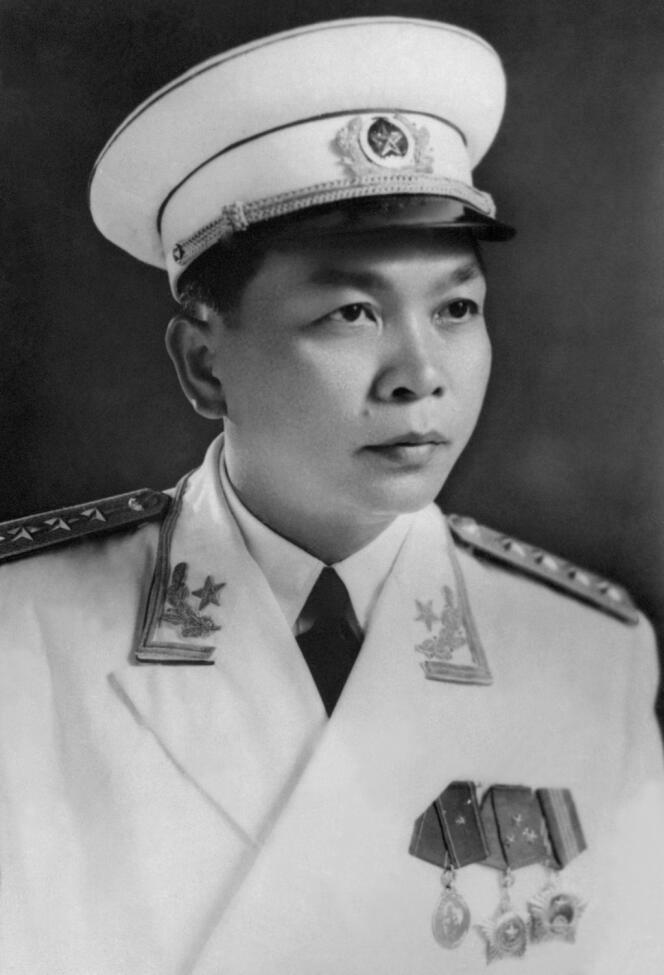 Portrait diffusé en 1976 par l'agence nord-vietnamienne du général Nguyen Giap, ministre de la défense, alors qu'il prenait ses fonctions de vice-premier ministre du gouvernement de la République socialiste du Vietnam.