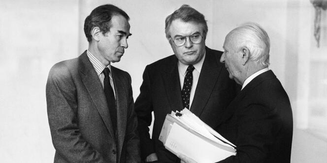 Robert Badinter, ministre de la justice, Pierre Mauroy, premier ministre, et Gaston Defferre, ministre de l'intérieur et de la décentralisation, s'entretiennent à l'issue du conseil des ministres, le 18 novembre 1981, à Paris.