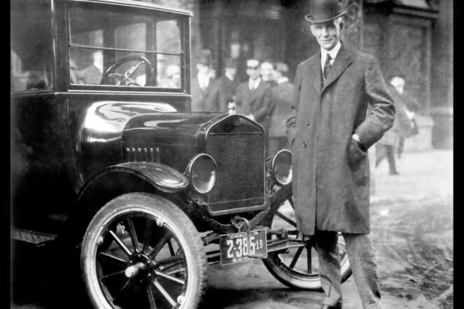 Henry Ford (ici en 1914) a commencé en 1913 la production de masse des automobiles. 