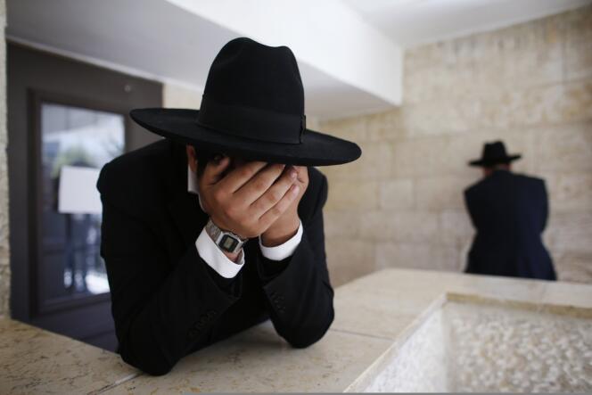 Des veillées de prière avaient lieu depuis un mois à travers Israël pour le rétablissement d'Ovadia Yossef – ici des ultraorthodoxes réagissant après l'annonce de la mort du rabbin Ovadia Yossef, le 7 octobre.