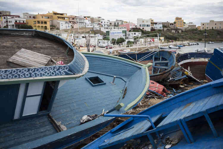Port de Lampedusa: cimetiàre de bateaux de migrants.© Olivier JOBARD / M.Y.O.P.
