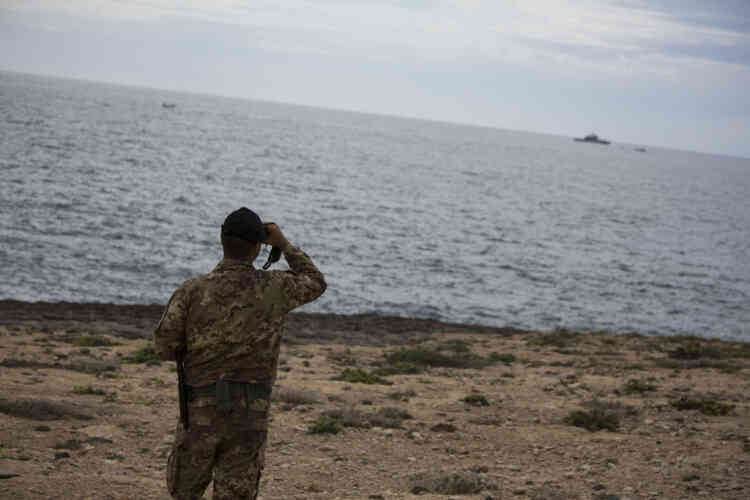 Un militaire surveille la zone où sont effectuŽes les recherches de nouveaux corps.© Olivier JOBARD / M.Y.O.P.