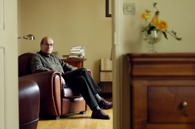 L'écrivain français Christian Gailly pose dans sa maison de L'Haÿ-les-Roses, en octobre 2004.
