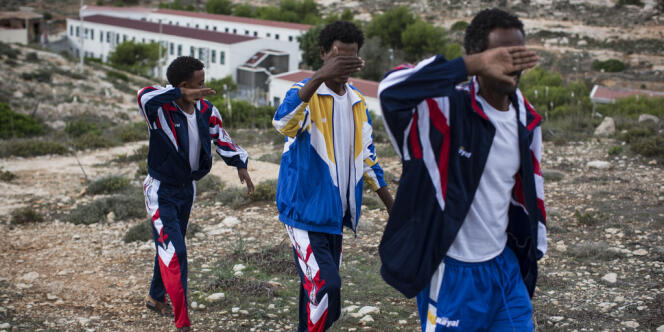 Trois jeunes migrants originaires d'Erythrée, qui ont survécu au naufrage du 3 octobre, arrivent au centre de rétention de Lampedusa.