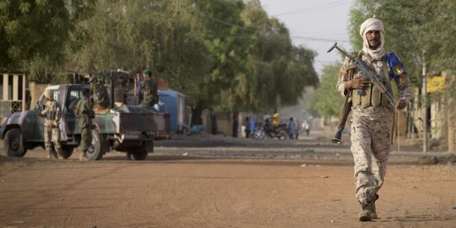 Un soldat malien dans les rues de Gao, en avril 2013, lors d'une fausse alerte de la population signalant la présence du groupe islamiste Mujao. 