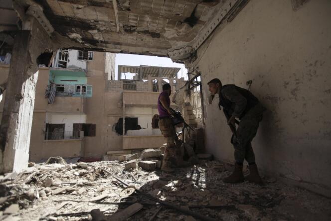 Des hommes de l'Armée syrienne libre à Deir Al-Zor, dans l'est du pays, le 4 octobre. La situation est confuse entre les multiples opposants à Bachar Al-Assad. Les alliances se font et se défont.