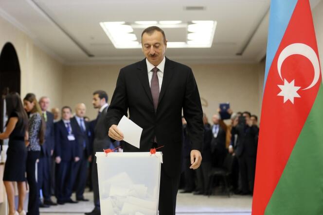 Le président sortant d'Azerbaïdjan, Ilham Aliev, le 9 octobre et réélu au terme d'un scrutin contesté.