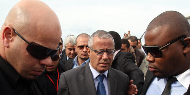M. Ali Zeidan en décembre 2012, entre deux gardes du corps, lors des funérailles de l'ancien ministre des affaires étrangères Mansour Al-Kikhia, à Benghazi.