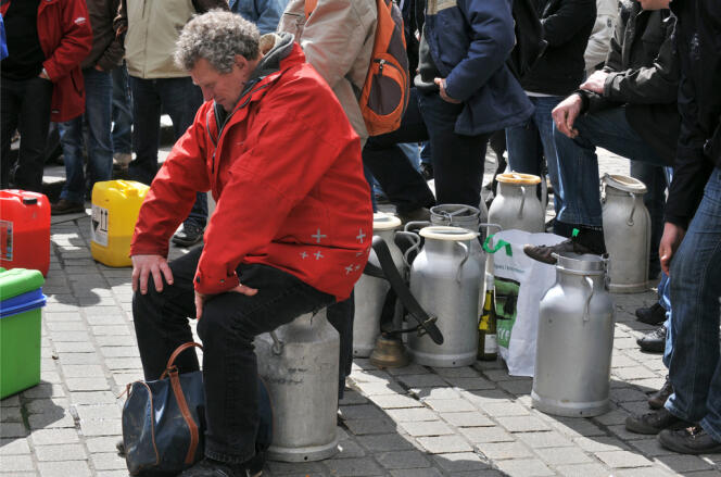 En avril 2010, lors de la minute de silence organisée par les producteurs de lait, à Nantes,
en hommage aux éleveurs ayant mis fin à leurs jours en 2009.
