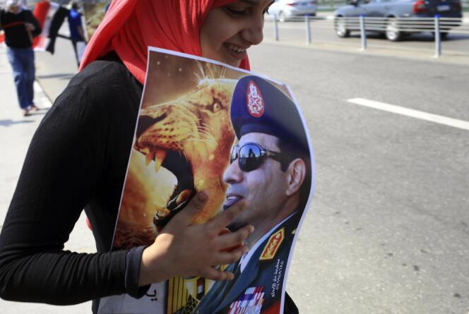 Le 6 octobre, une Egyptienne arbore le portrait du très populaire ministre de la défense Abdel-Fattah el-Sissi. lors du quarantième anniversaire de la guerre de 1973 de l'Egypte contre Israël.