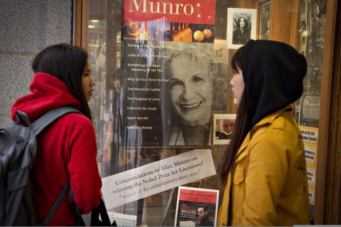 La devanture d'une librairie de Victoria (Colombie britannique, Canada), le 10 octobre 2013, après l'annonce de l'attribution du Nobel à Alice Munro.