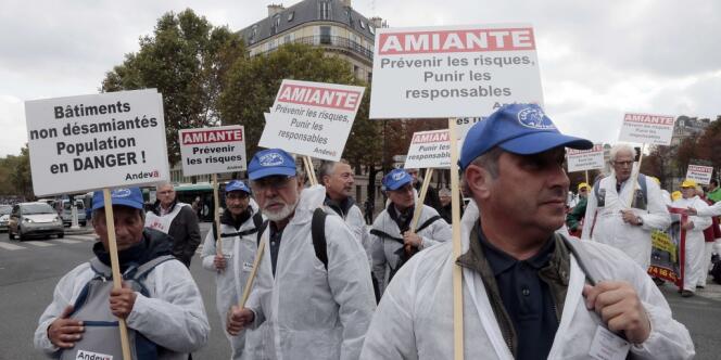 Des victimes de l'amiante ont manifesté à Paris, le 12 octobre 2013.