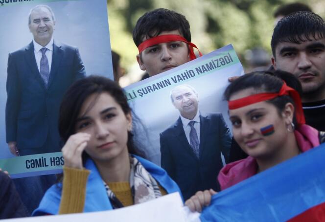 En Azerbaïdjan, des manifestants pro-opposition, lors de la campagne présidentielle de Jamil Hasanly, le 12 octobre.